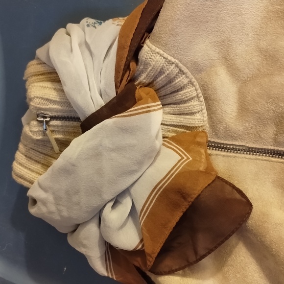 2 VINTAGE 1960s-70s Scarves 1 SILK & 1 Polyester in perfect Vintage Condition - Picture 4 of 4